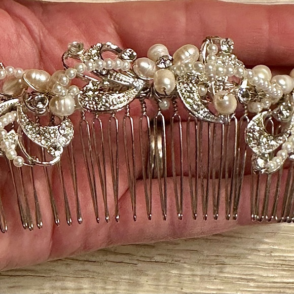 Elegant Silver and Pearl Hair Comb - Picture 8 of 9